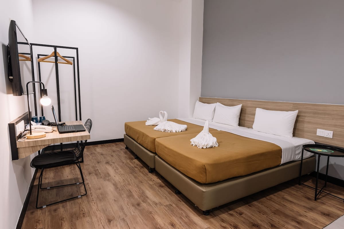 Family Room | Desk, iron/ironing board, free WiFi, bed sheets