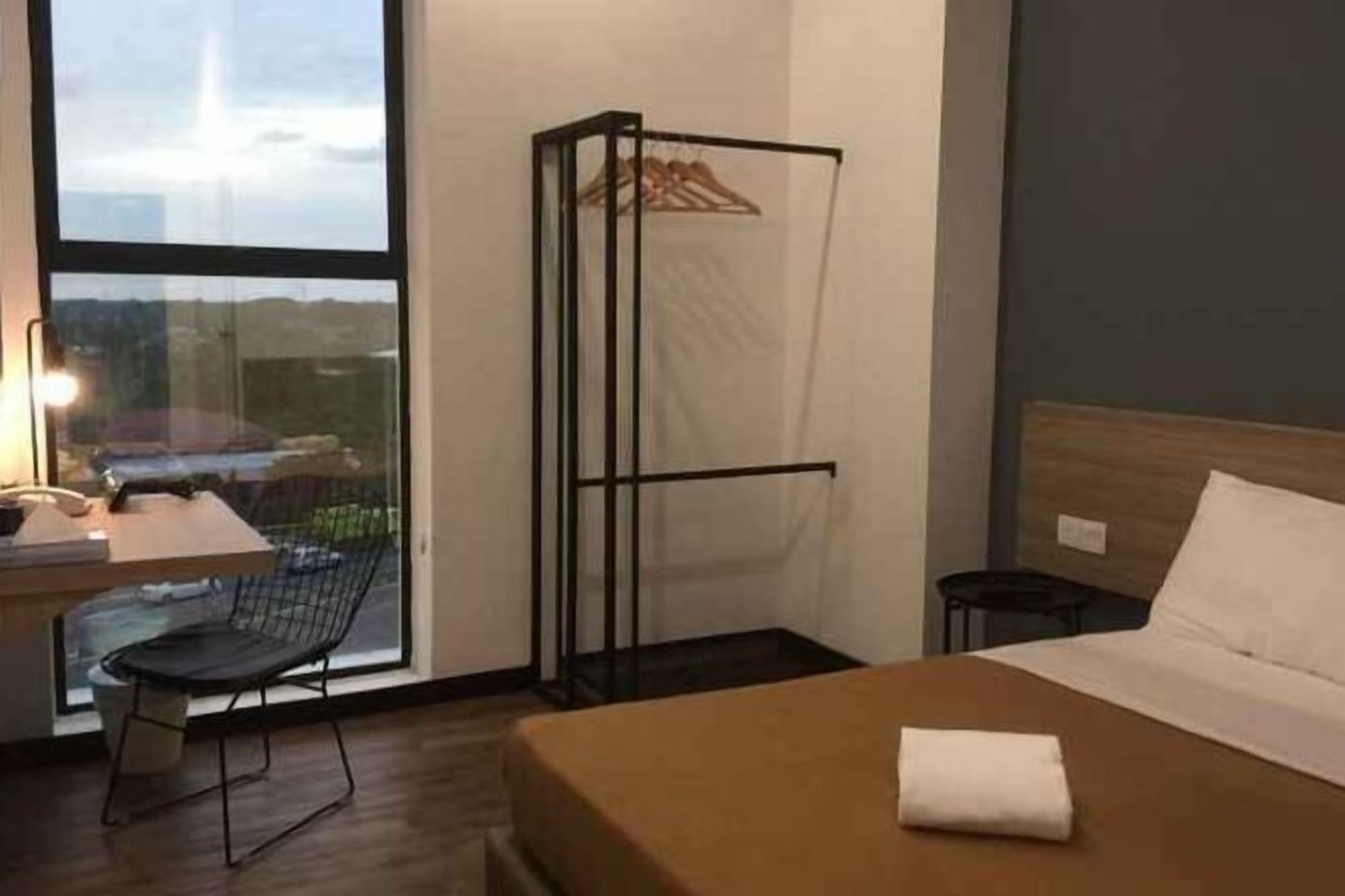 Escritorio, tabla de planchar con plancha, wifi gratis y ropa de cama 