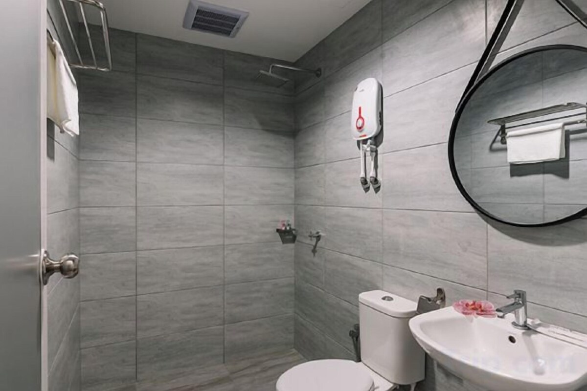 Shower, free toiletries, hair dryer, bidet