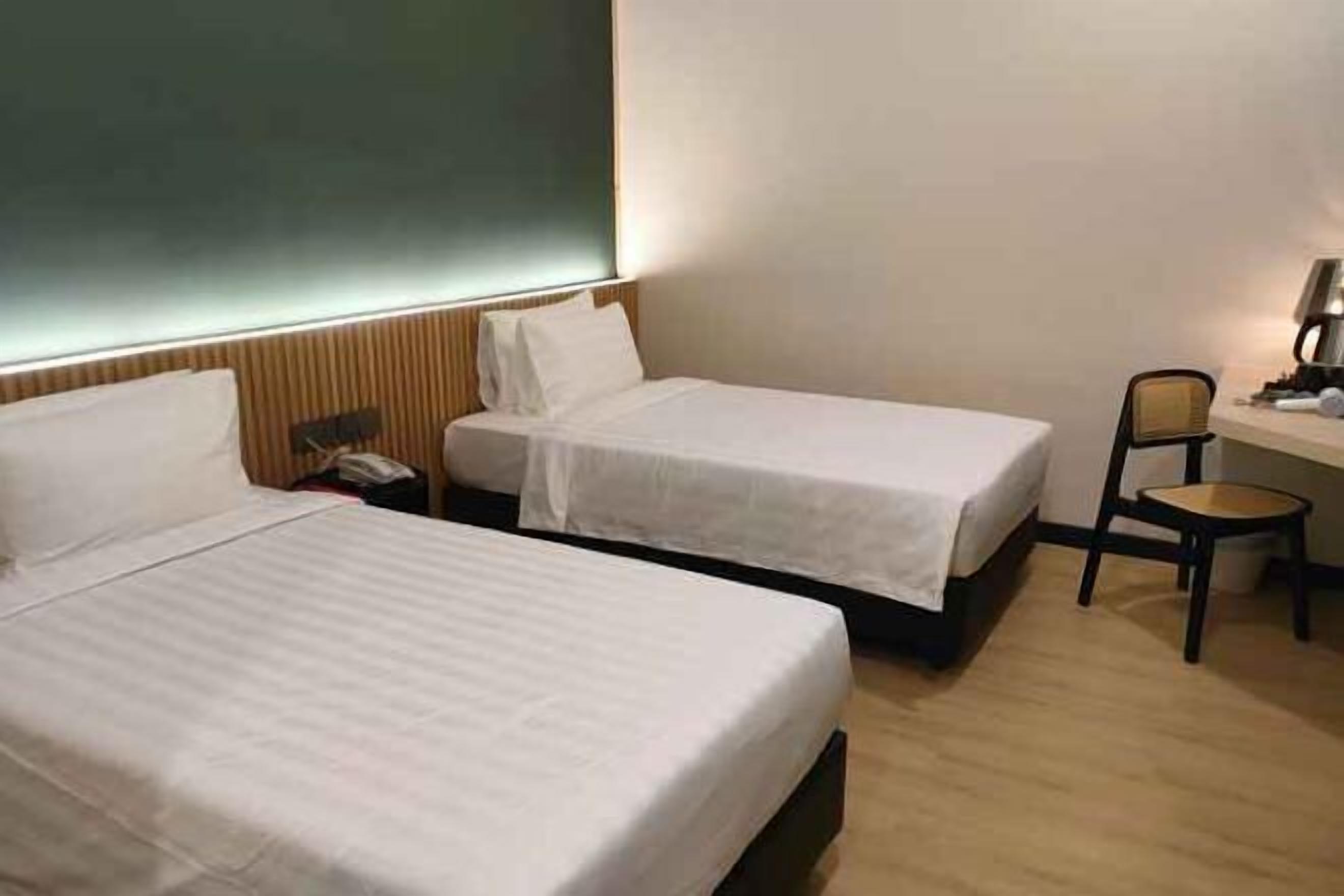 Escritorio, tabla de planchar con plancha, wifi gratis y ropa de cama 