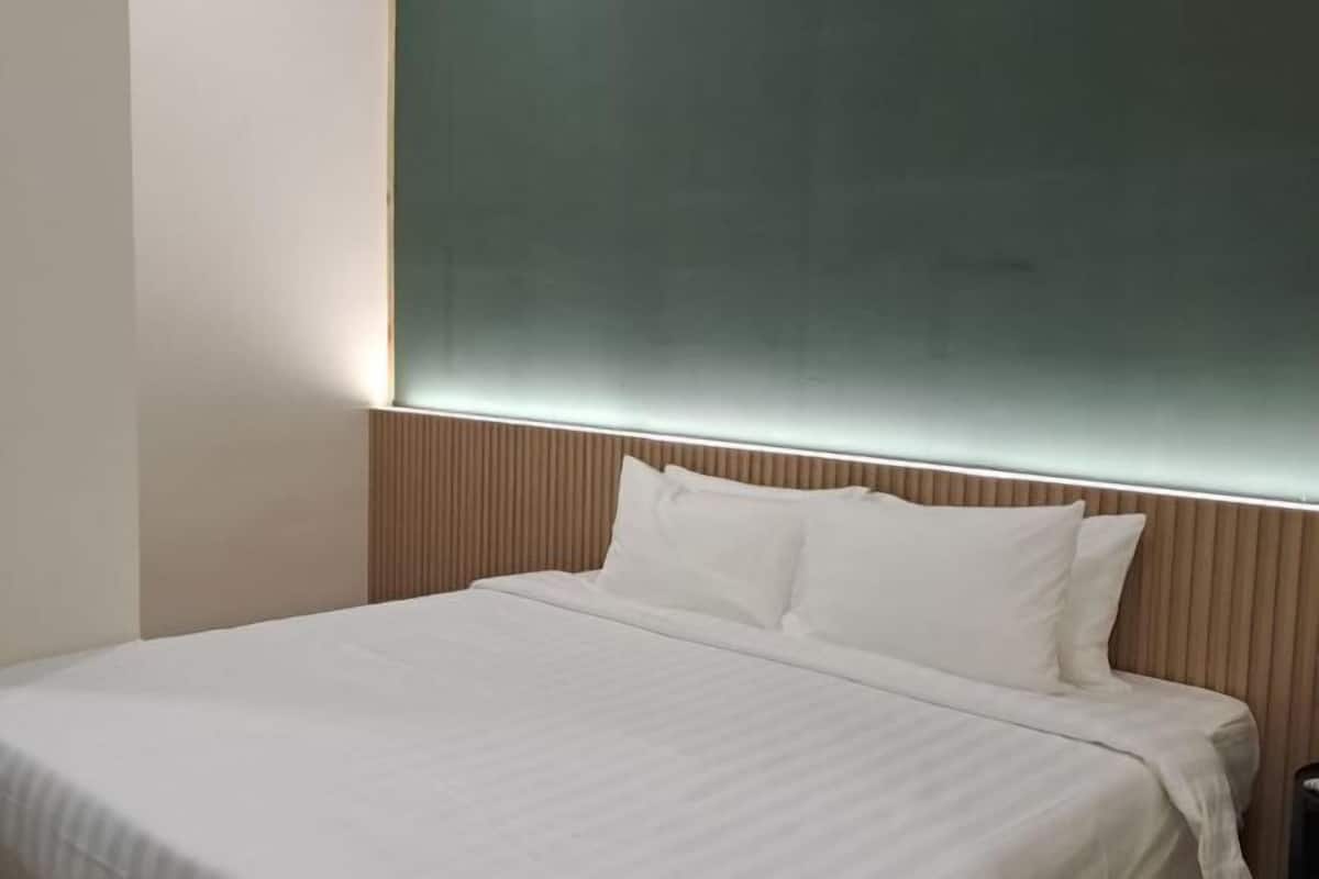 Desk, iron/ironing board, free WiFi, bed sheets