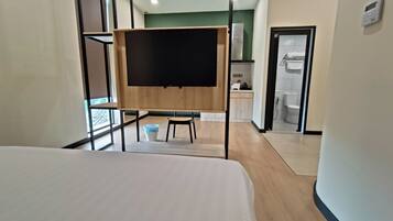 Executive Studio | Bathroom | Shower, free toiletries, hair dryer, bidet