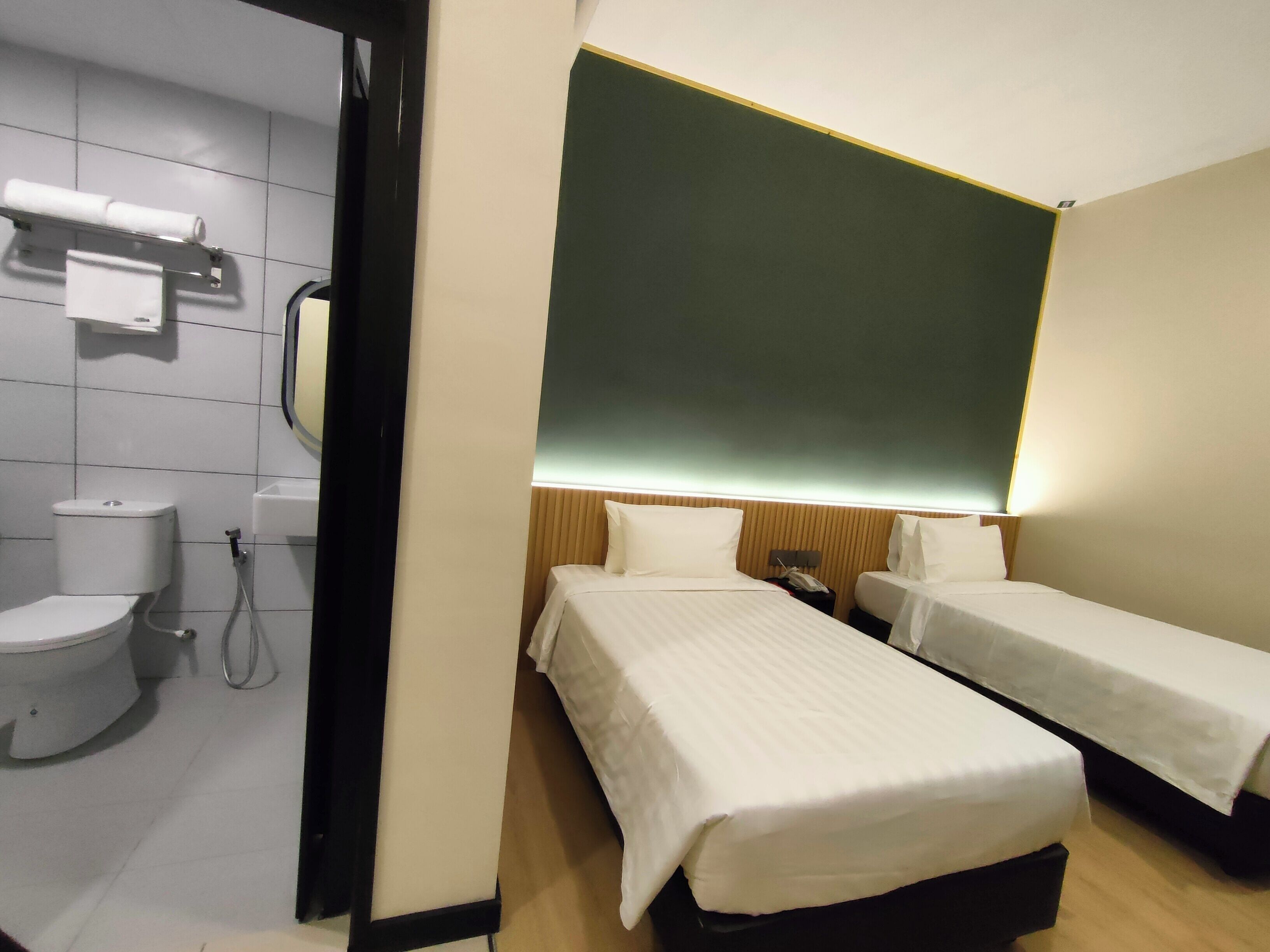 Executive Twin Room | Bathroom | Shower, free toiletries, hair dryer, bidet