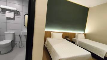 Executive Twin Room | Bathroom | Shower, free toiletries, hair dryer, bidet