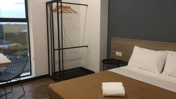 Deluxe Queen Room | Desk, iron/ironing board, free WiFi, bed sheets