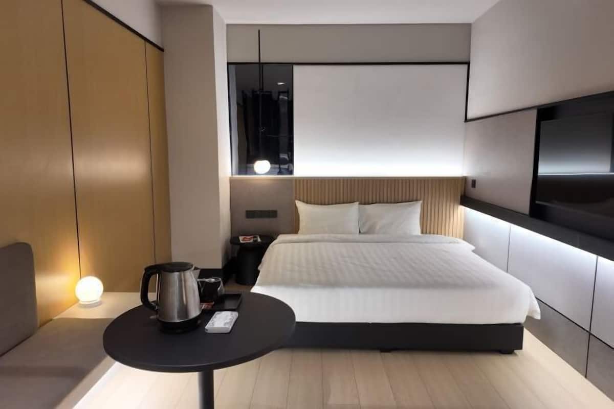 Desk, iron/ironing board, free WiFi, bed sheets