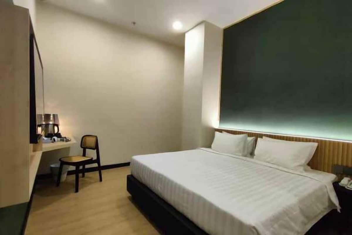 Desk, iron/ironing board, free WiFi, bed sheets