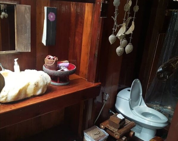 Hair dryer, towels - The legendary island tells the story of the Viking people who still have a hole (Tambon Ao Nang)