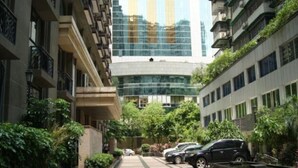 A modern residential building with a central courtyard, surrounded by greenery and parked cars. - eStay Residence - Guangzhou Peace World Plaza (Guangzhou)