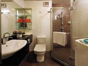 A bathroom with a sink, toilet, and shower area. - eStay Residence - Guangzhou Peace World Plaza (Guangzhou)