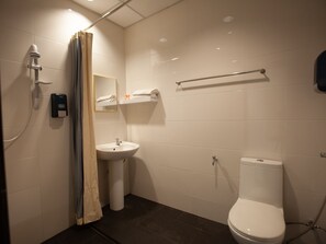 Standard Single Room | Bathroom | Shower, rainfall showerhead, free toiletries, bidet