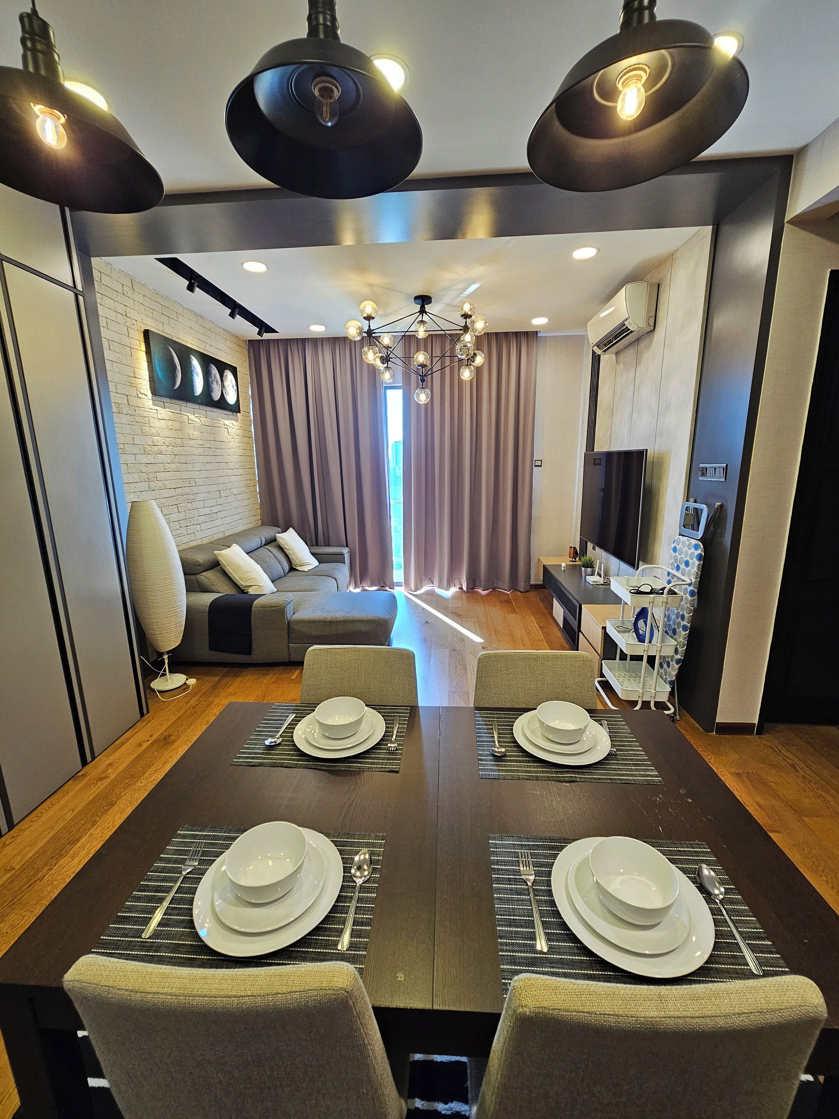 Luxury Condo | Ruang tamu | TV skrin rata 