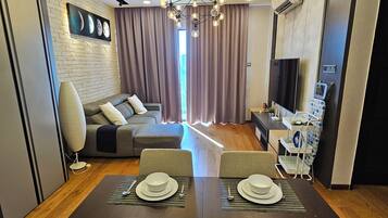 Luxury Condo | Ruang tamu | TV skrin rata