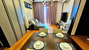 Condo Cao cấp | Khu phòng khách | TV màn hình phẳng 