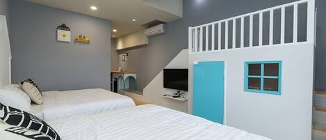Quarto com duas camas, um rancho infantil e um lance de escadas.