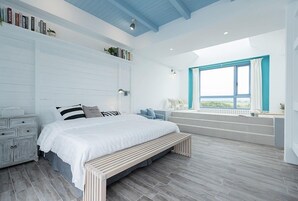 Habitación de luna de miel doble, vistas al mar | Mobiliario individual, cortinas opacas, wifi gratis y ropa de cama