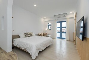 Muebles diferentes, cortinas blackout, wifi gratis y ropa de cama 