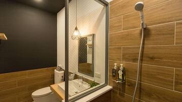 Chambre Double (NO.2) | Salle de bain | Douche, articles de toilette gratuits, sèche-cheveux, chaussons