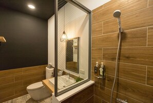 Ducha, artículos de tocador gratuitos, secador de pelo, pantuflas