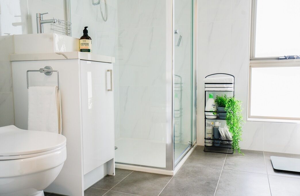 Een douche, een haardroger, handdoeken, shampoo