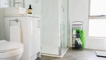 Een douche, een haardroger, handdoeken, shampoo