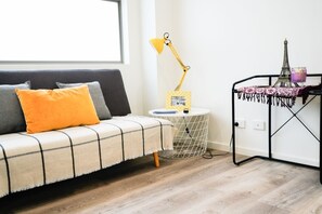 TV - U201 Brunswick Living Top flor Balcony Close to APT n CBD FreeWifi Tram Doorstep (Brunswick West)