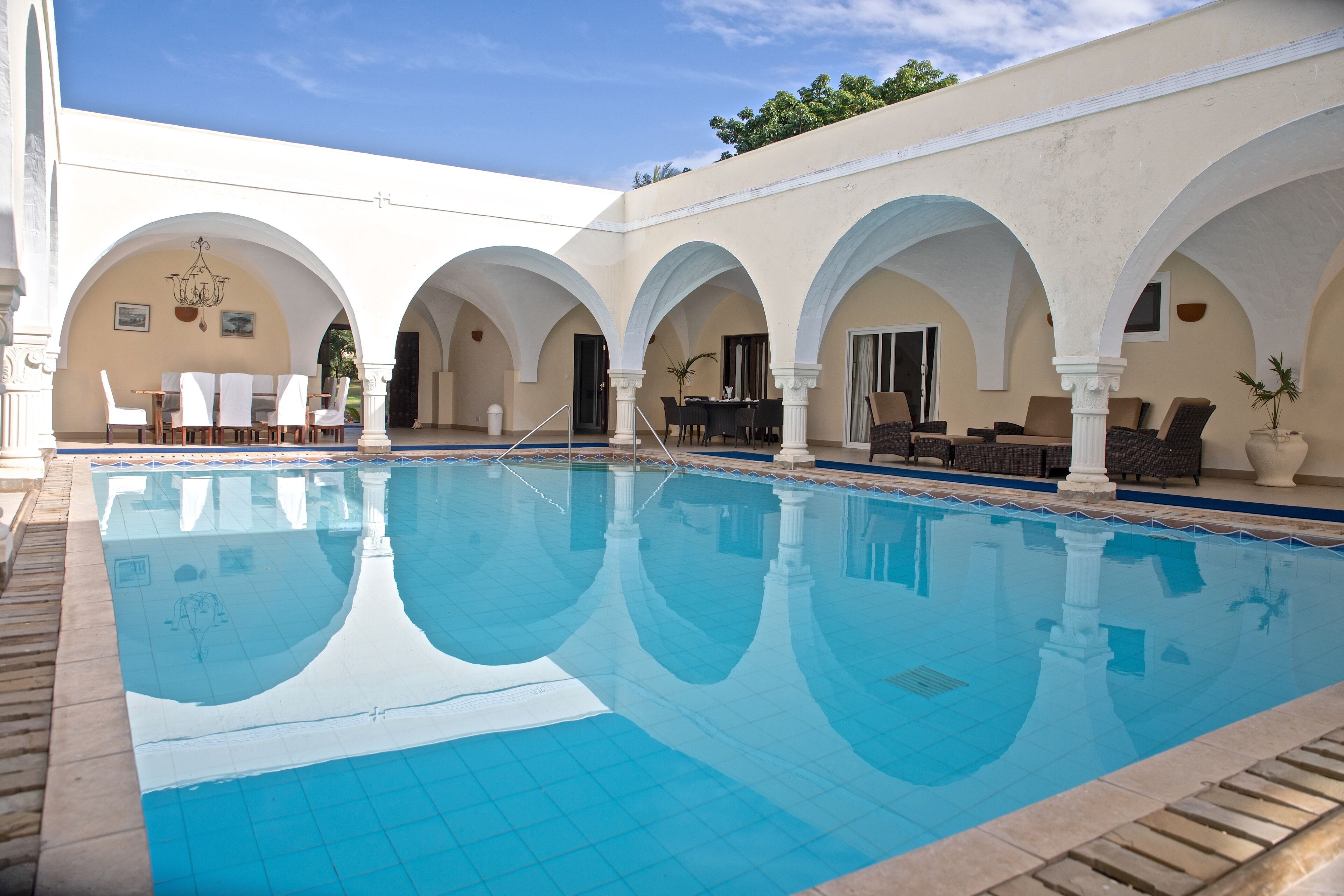 Piscina interna, 3 piscinas externas, funciona piscina, guarda-sóis