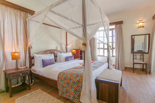 Executive Suite | Down duvets, in-room safe, individually furnished, desk
