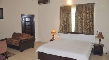 Caja de seguridad en la habitación y escritorio 