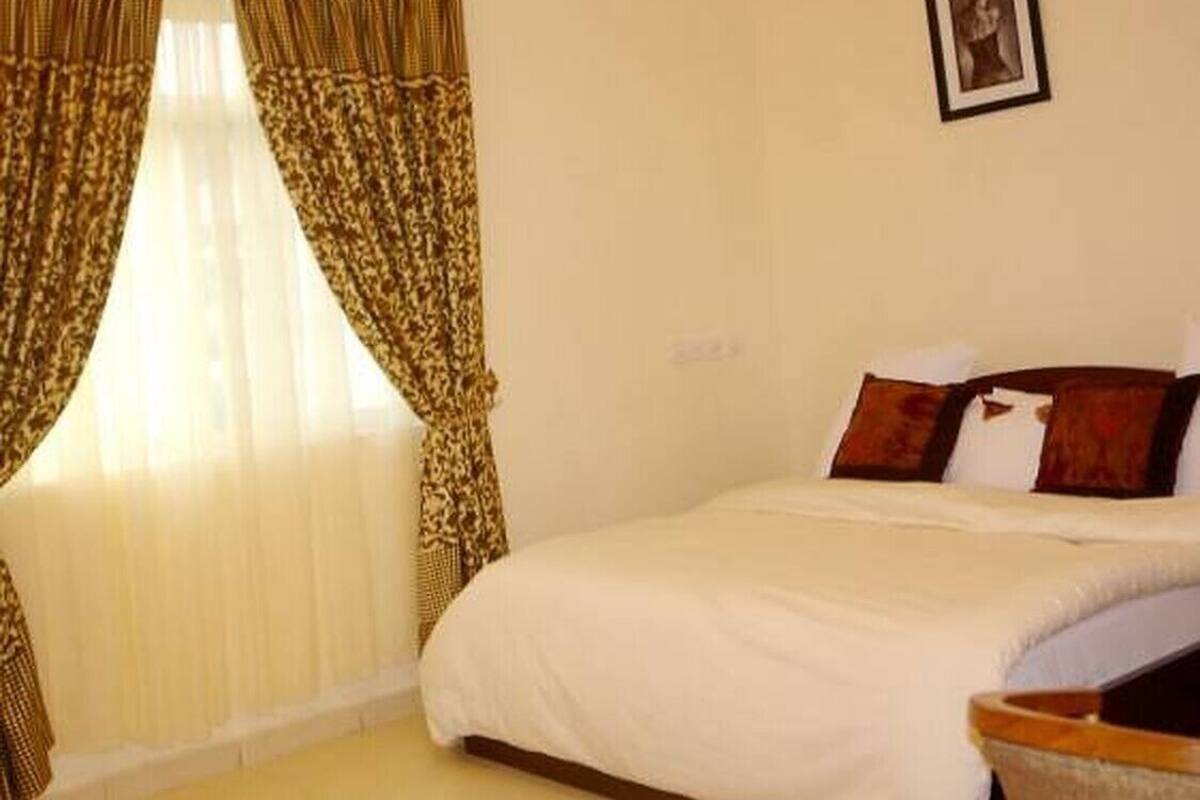 Deluxe Room | In-room safe, desk, iron/ironing board (on request), WiFi (free)