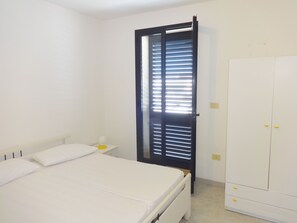 2 chambres, fer et planche à repasser, lit parapluie, draps fournis