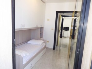 2 bedrooms, iron/ironing board, travel crib, bed sheets - RUDY apartment from 4 to 5 seats 70 meters sand (Lido Marini)