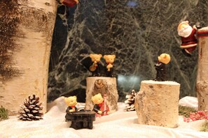 A miniature Christmas scene with bears, a Santa figure, and a log. - HOTEL APiO - Adults Only (Tokyo)