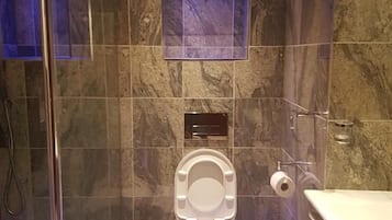 Douche, articles de toilette gratuits, serviettes fournies, savon
