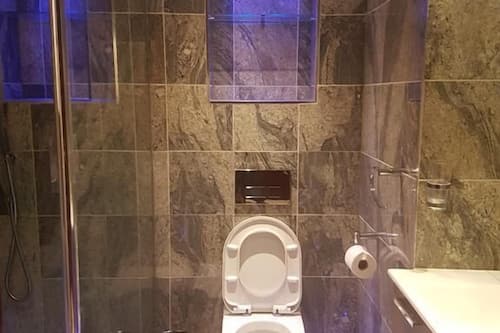 Regadera, amenidades de baño gratuitas, toallas, jabón