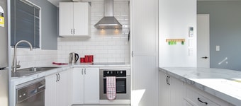 47 Hooper Ave Pukekohe,  SLEEPS  13