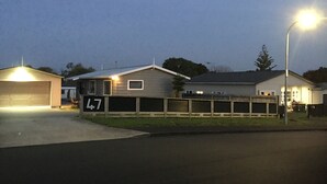 Een woongebied met huizen, een garage en een lantaarnpaal.