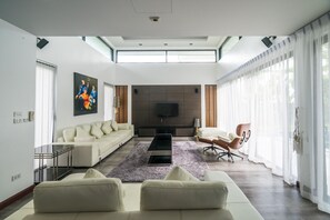 Comfort Villa | Living area | Flat-screen TV