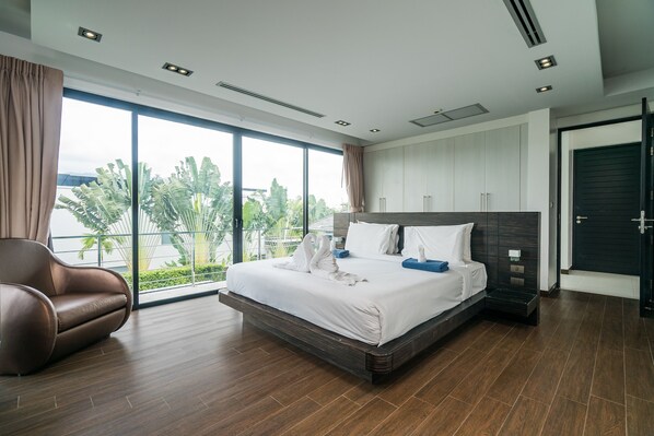 Gallery Villa | 4 bedrooms, in-room safe, individually decorated, individually furnished