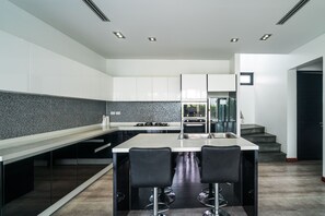 Full-size fridge, microwave, oven, stovetop - Diamond VIP villas by Lofty (Choeng Thale)