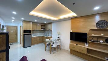 City Apartment, 2 Bedrooms | 1 bilik tidur, peti besi dalam bilik, seterika/papan seterika