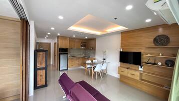 City Apartment, 2 Bedrooms | Ruang tamu | TV LCD