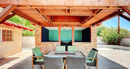 Las Vegas Elegance! Pool Table & Sparkling Pool! 3 Bedroom Home by RedAwning