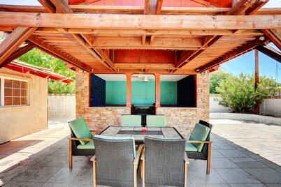 Las Vegas Elegance! Pool Table & Sparkling Pool! 3 Bedroom Home by RedAwning