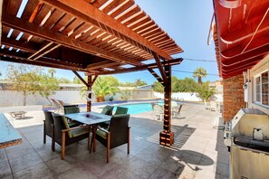 House, 3 Bedrooms | Property grounds - Las Vegas Elegance! Pool Table & Sparkling Pool! 3 Bedroom Home by RedAwning (Las Vegas)