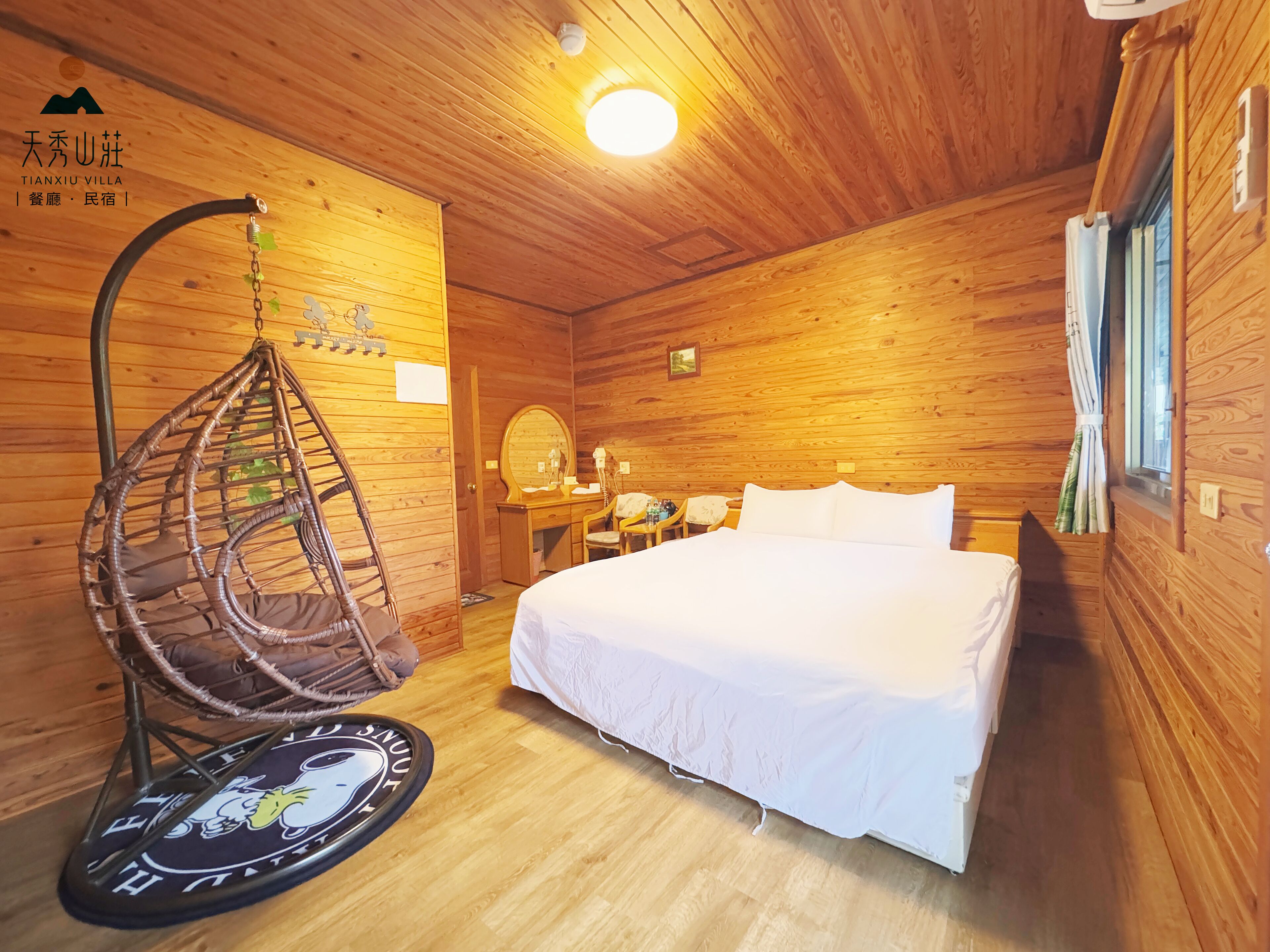 Literie de qualité supérieure, bureau, rideaux occultants