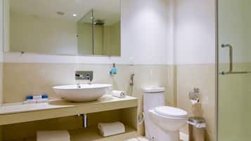 Suite presidencial | Baño | Regadera, amenidades de baño gratuitas, pantuflas, toallas