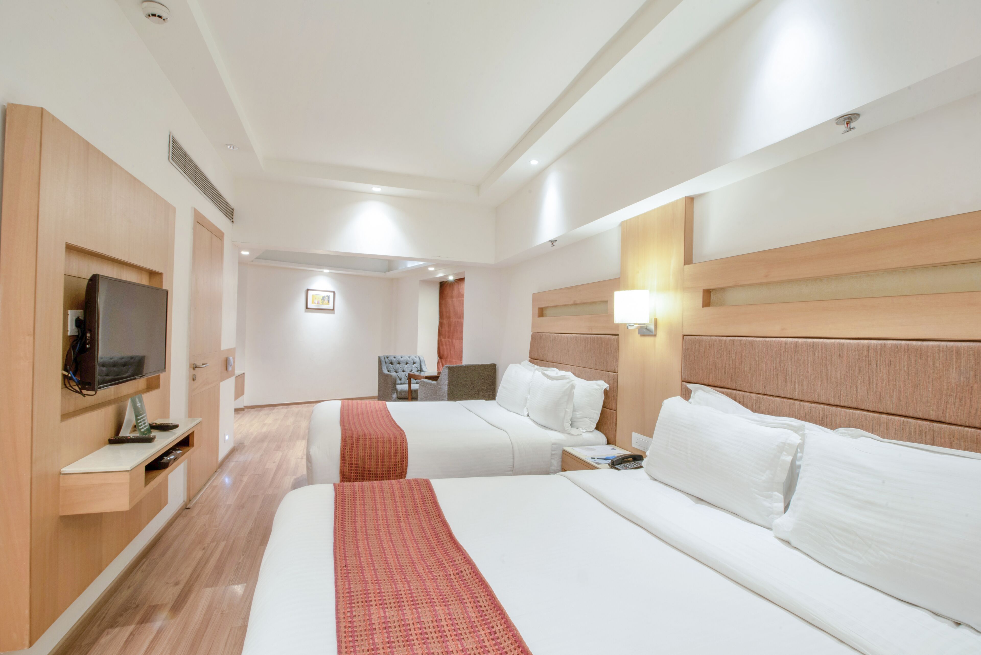 Junior Suite | In-room safe, desk, soundproofing, iron/ironing board