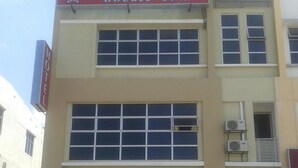 Ein Hotel namens „HOTEL DOUBLE STAR“ mit mehreren Fenstern und Klimaanlagen.