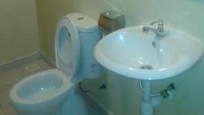 Ein Badezimmer mit Toilette, Bidet und Waschbecken.